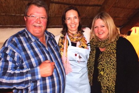 Vlnr is Theuns Roodman (voorsitter), dr Caroline Snyman (aanbieder) en Libbet Genade tydens die oorhandiging van â€˜n blyk van waardering aan Caroline